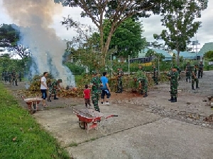 Personel Koramil 17/Jantho Bersama Masyarakat Bersihkan Jalan Protokol Desa